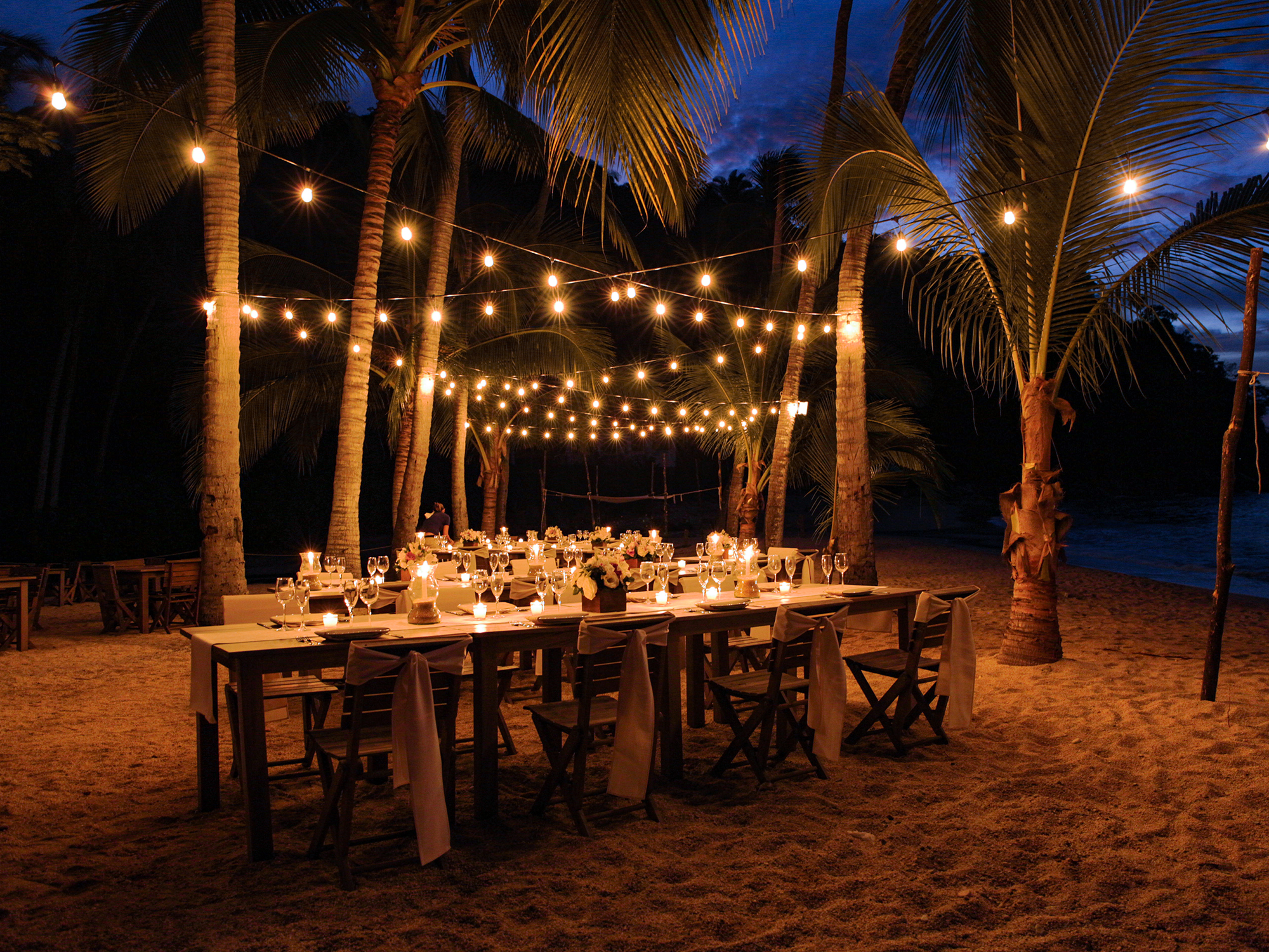 Dining setting at Majahuitas wedding venue at night