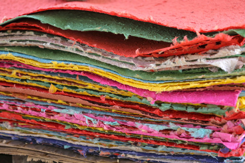 papel ecologico hecho a base de estiercol de camello