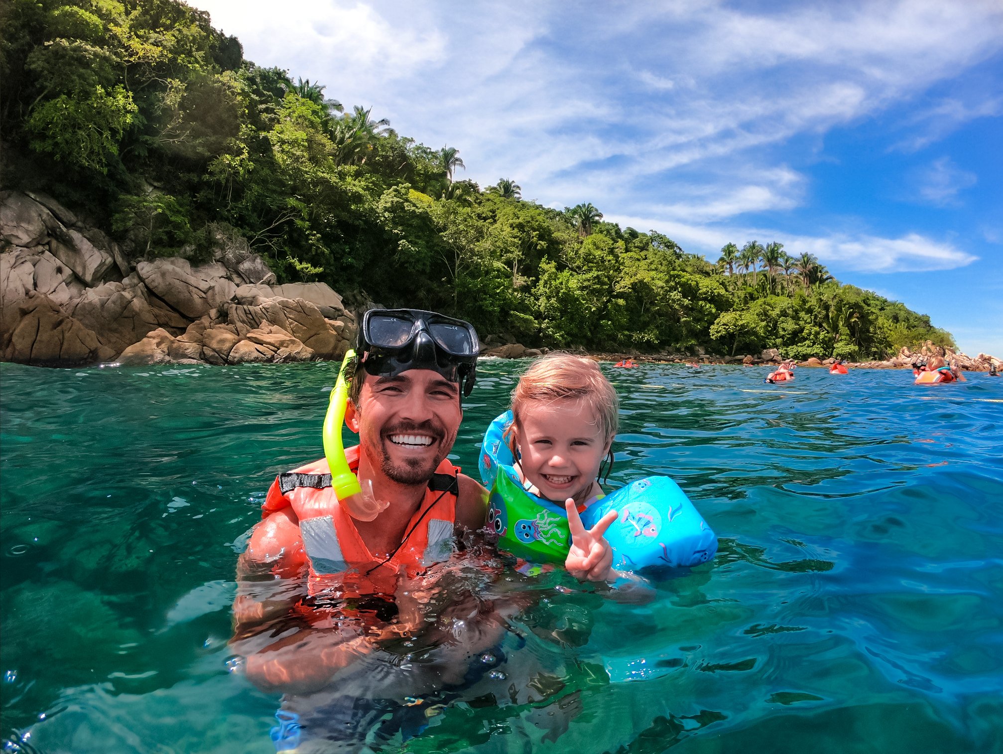 familia haciendo snorkel