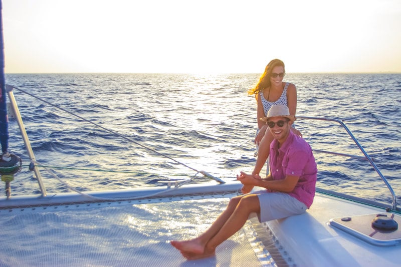 vacationers on cancun sailing tour