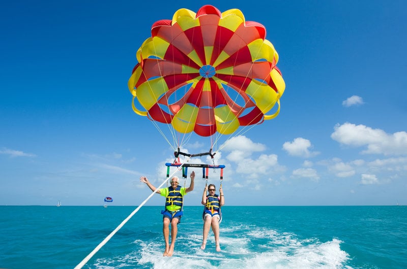 2 people parasailing in puerto vallarta
